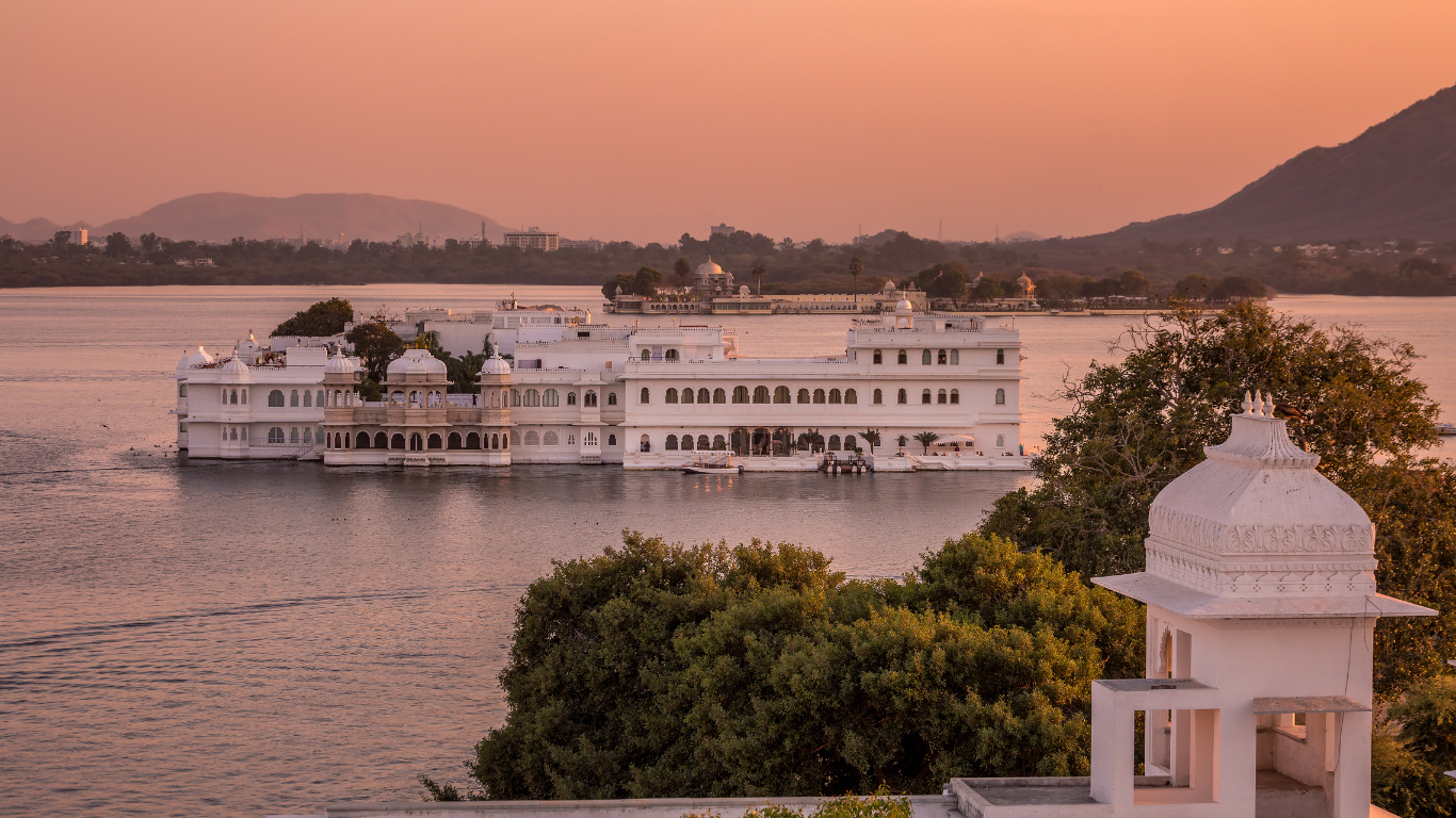 Luxury Rajasthan Tour with Taj or Oberoi Hotels